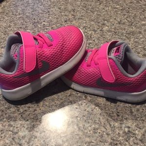 Toddler girl Nike size 6
